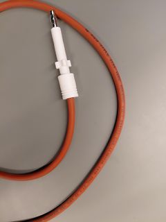 Oranges Kabel mit Steckverbindung