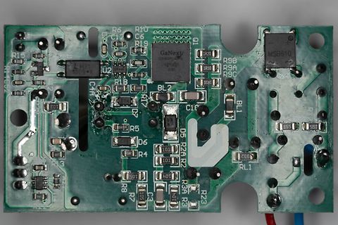 Foto einer Leiterplatte mit elektronischen Bauteilen