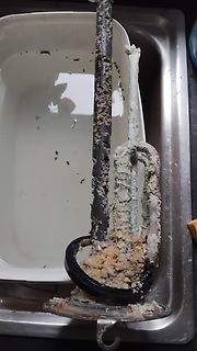 Stark verkalkte Heizstäbe in einem Waschbecken