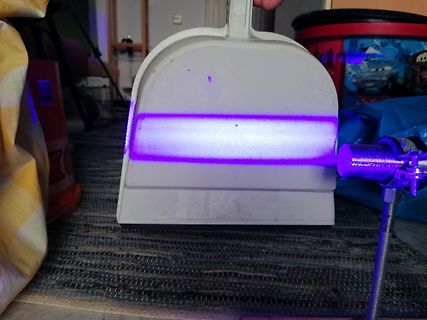 Lichtstrahl auf weißem Kunststoffobjekt