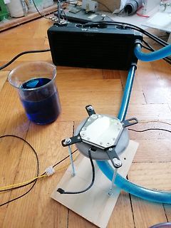Experimenteller Aufbau mit Wasserbehälter und Pumpe