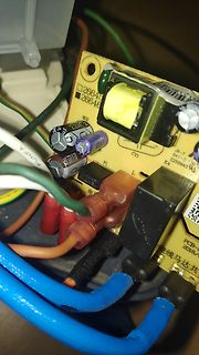 Foto einer Leiterplatte mit elektronischen Bauteilen