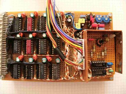 Prototyping-Platine mit ICs und Verdrahtung