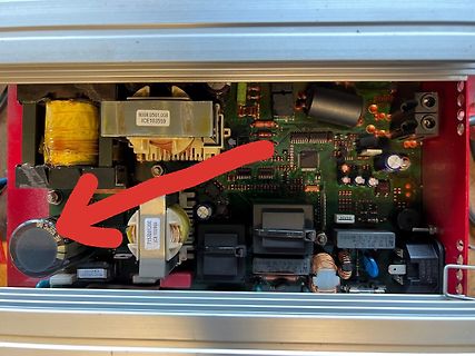 Innenansicht eines Netzteils mit rotem Pfeil