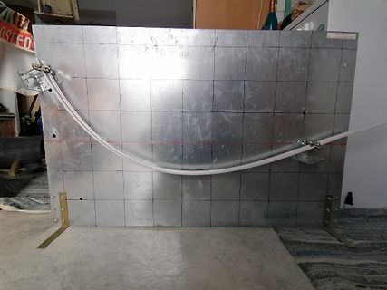Metallplatte mit Kabeln und Halterungen