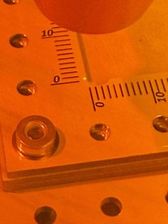 Nahaufnahme einer Skala auf einer transparenten Oberfläche