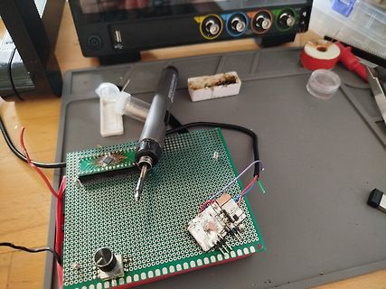 Lötarbeit auf Lochrasterplatine mit Lötkolben