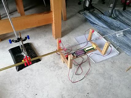 Elektrischer Versuchsaufbau mit Batterie und Messleitungen