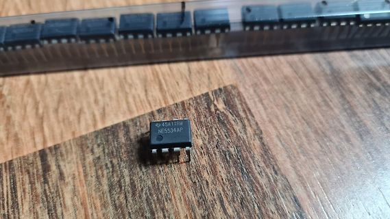 Elektronikbauteil NE5534AP auf Holzuntergrund