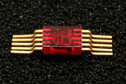 Roter Chip mit Goldkontakten