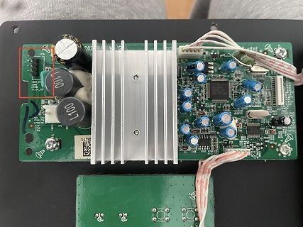 Bestückte Leiterplatte mit Kühlkörper und Elektrolytkondensatoren