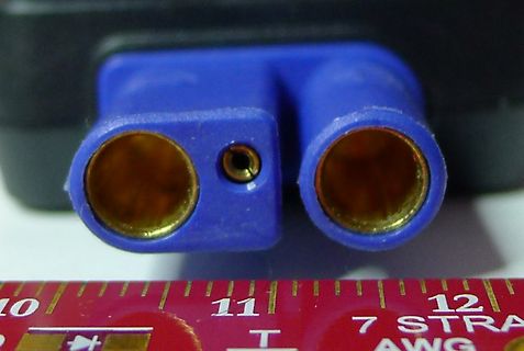 Blaue Bananenstecker mit Lineal