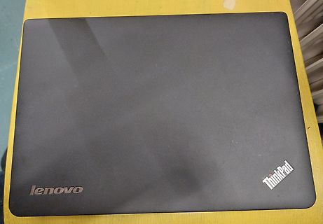 Rückseite eines Lenovo ThinkPad Laptops