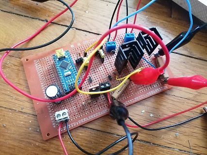 Aufbau auf Lochrasterplatine mit Mikrocontroller und Kühlkörper