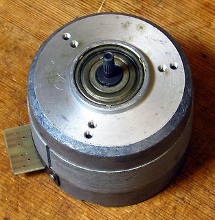 Metallischer Elektromotor mit Wellen und Anschlussleitung