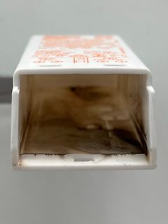 Verschmorter weißer Kunststoffgehäuse-Innenraum