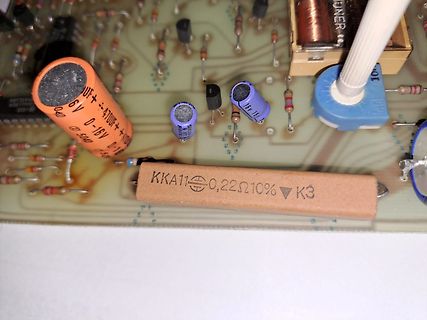 Nahaufnahme elektronischer Bauteile auf einer Leiterplatte