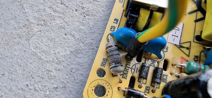 Nahaufnahme einer gelben Leiterplatte mit elektronischen Bauteilen
