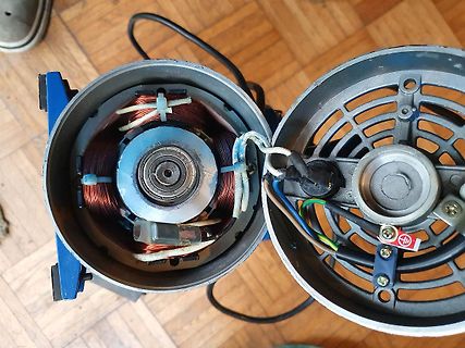 Innenansicht eines Elektromotors mit geöffnetem Gehäuse