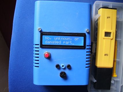 Blaues Messgerät mit Display und pH-Elektrode