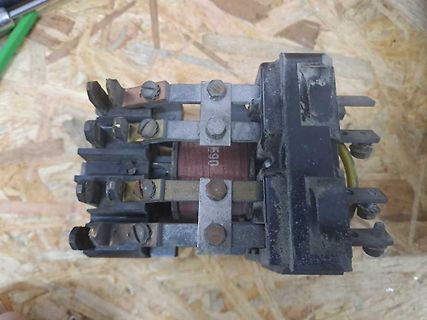 Elektromechanisches Bauteil auf Holzuntergrund