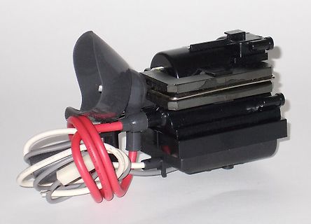 Elektrischer Baustein mit Kabeln