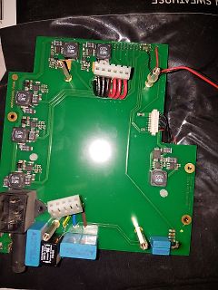Grüne Leiterplatte mit elektronischen Bauteilen