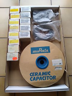 Box mit elektronischen Bauteilen und Kondensatorrolle