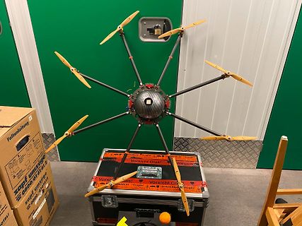 Multirotor Drohne auf Werkstattuntergrund