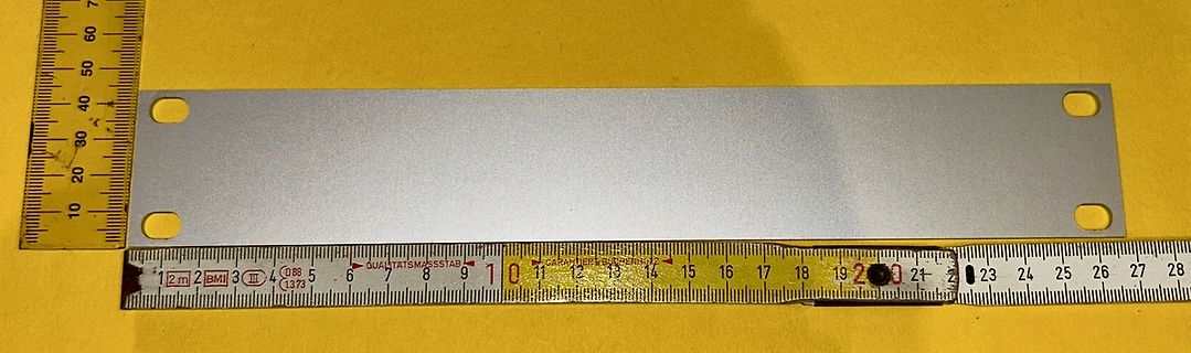 Metallplatte mit zwei Linealen zur Maßangabe