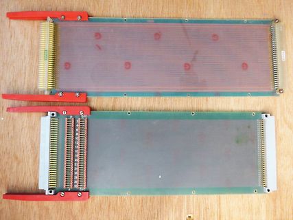 Zwei Leiterplatten mit Goldkontakten