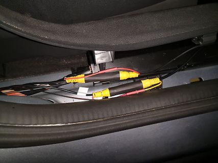Verkabelung mit gelben Steckverbindern
