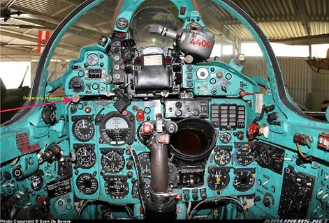Cockpit eines Flugzeugs mit Instrumentenpanel