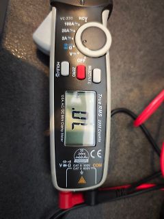 Digitalmultimeter mit Messwert .0L