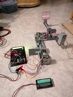 Elektronik-Aufbau mit Mikrocontroller, LCD und Motoren