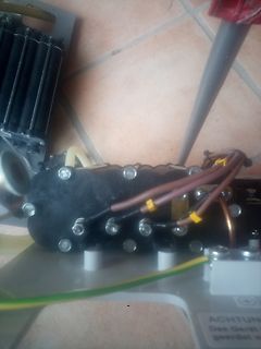 Nahaufnahme eines elektronischen Bauteils mit Kabeln