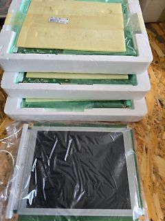 Stapel von LCD-Displays in Verpackung
