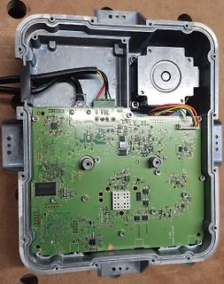 Offenes Gehäuse mit Leiterplatte und Elektronikkomponenten