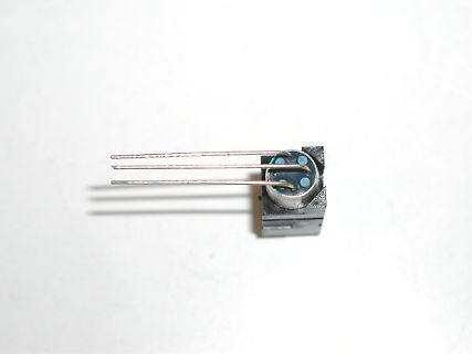 Dreiadriges elektronisches Bauteil mit Pins