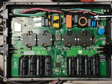 Innenansicht einer Leiterplatte mit Elektrolytkondensatoren