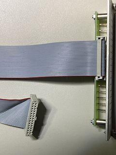 Flachbandkabel an Steckleiste und Stecker