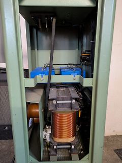 Innenansicht eines Transformators in einem Gehäuse