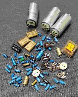 Verschiedene elektronische Bauteile wie Kondensatoren und Transistoren