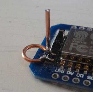 Lötstelle mit Draht auf blauem PCB