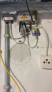 Verkabelung eines Teleste Verstärkers an einer Wand