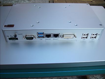 Rückseite eines Industrie-Computers oder Embedded-Systems
