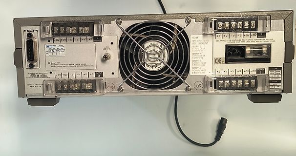 Rückseite eines HP-Netzteils mit Anschlüssen und Lüfter