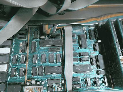 Detailaufnahme einer bestückten Leiterplatte mit Flachbandkabeln