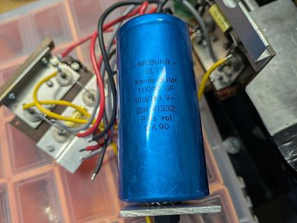 Blauer Elektrolytkondensator und elektrische Bauteile