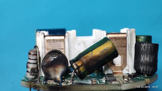Defekte Elektrolytkondensatoren auf einer Leiterplatte